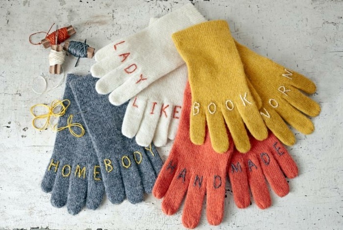 des-gants-personnalises-joli-cadeau-noel-femme-et-homme-lettrs-brodees-a-la-mains-sur-des-gants
