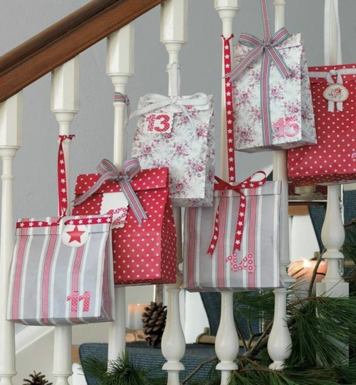 des-paquets-de-cadeaux-multicolores-suspendus-a-une-balustrade-fabriquer-un-calendrier-de-l-avent-suggestion-originale