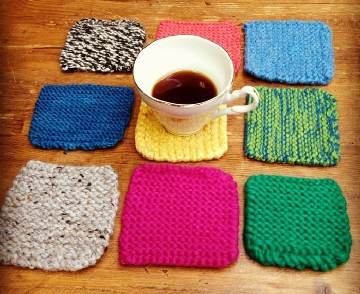 des-sous-tasses-tricotees-de-couleurs-differentes-cadeau-fete-des-meres-a-fabriquer-soi-meme