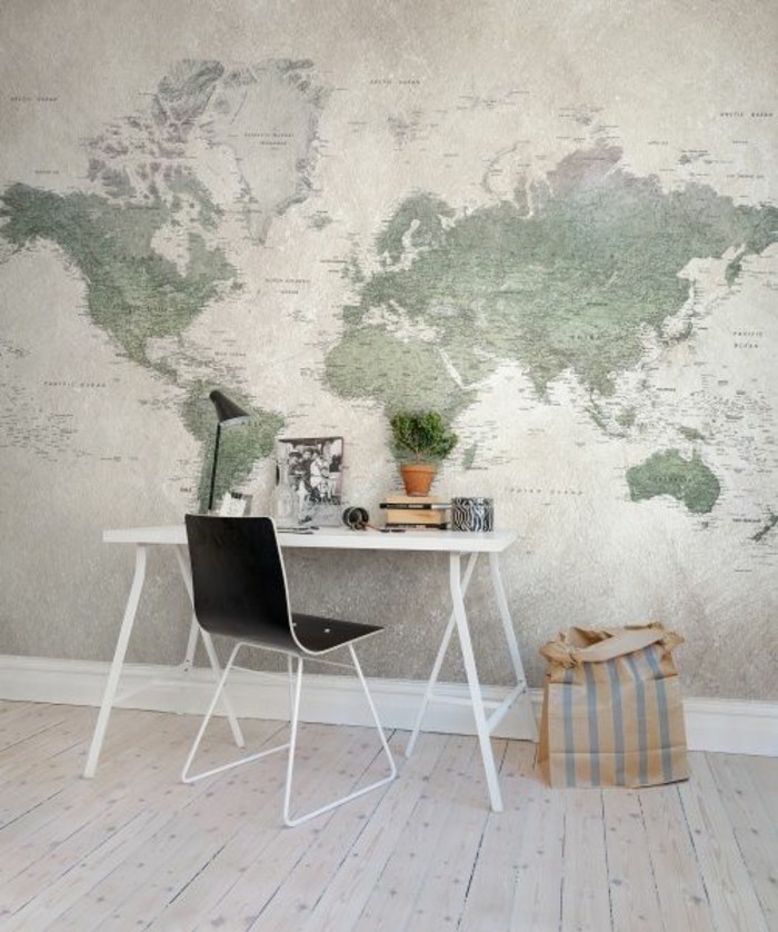espace-bureau-blanc-carte-planisphere-parquet-en-bois-claire
