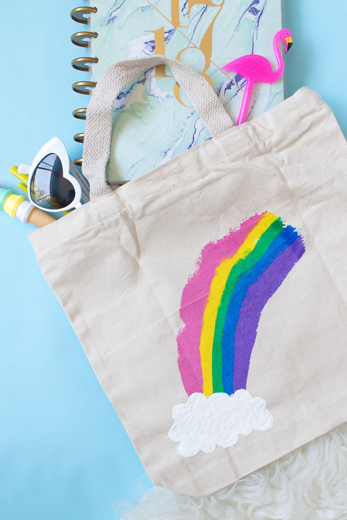 tote bag customisé à motif arc en ciel peint avec de la peinture pour tissu, cadeau copine ou maitresse