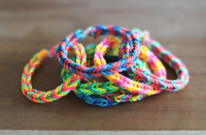 experimenter-avec-les-couleurs-pour-fabriquer-un-bracelet-elastique-individuelle