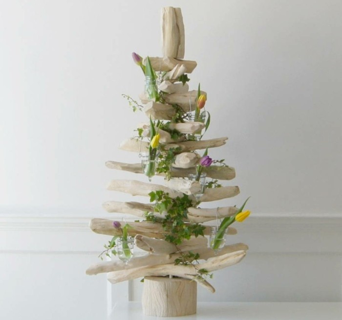 fabriquer-un-sapin-de-noel-en-bois-flotte-clair-decoration-de-fleurs-idee-tres-esthetique