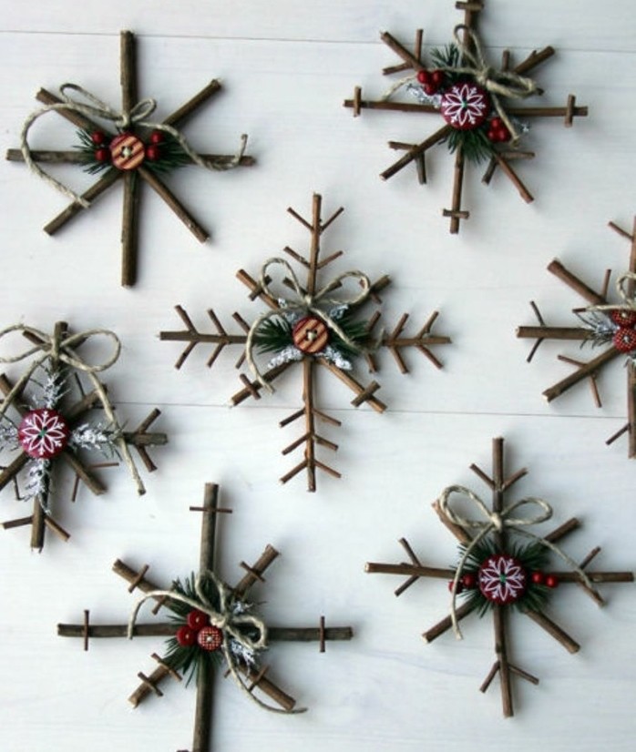 flacons-de-neige-decoratifs-composes-de-petits-batons-de-boutons-de-aiguilles-de-pin-decoration-de-noel-magnifique