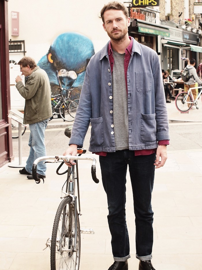 hipster-anglais-londres-vieux-velo-fixie-ourlets-jean-vetements-vintage-chaussures-cuir