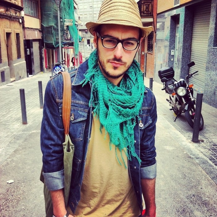 hipster-fashion-homme-veste jean chapeau paille lunette barbe homme 3 jours sac épaules