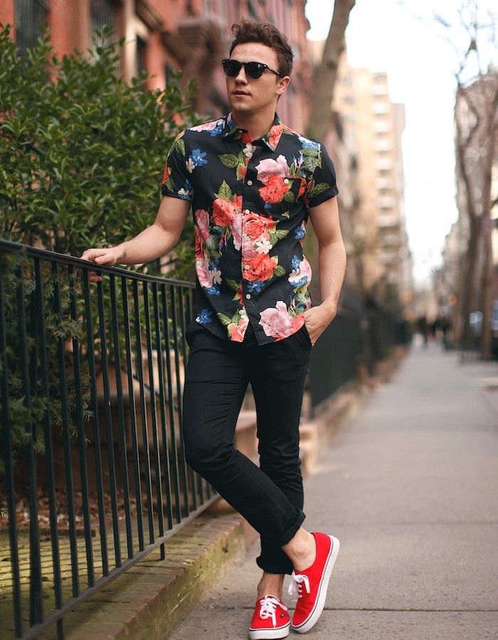 hipster-homme-style-look-vetement-jean-slim-ourlet-pantalon-chaussure-vans-authentic-rouge-chemise-fleurs-lunettes-rayban-wayfarer