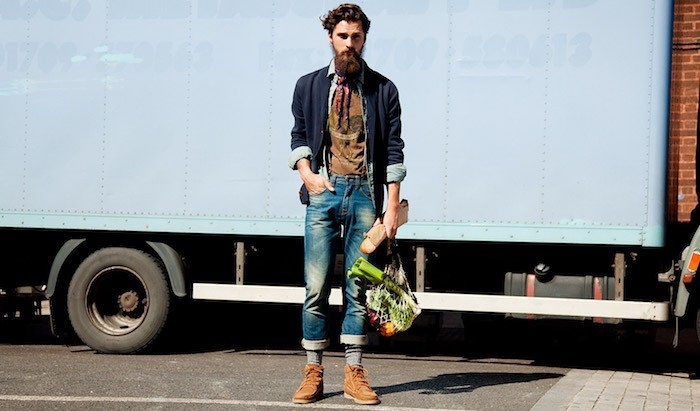 hipster-homme-vetement-vintage-jean-ourlet-chaussettes-remontees-pull-cardigan-barbe-bretelles-chaussues