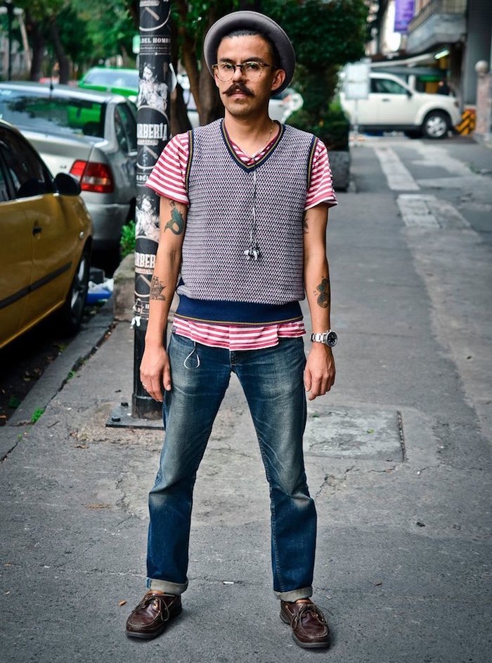 hipster-look-latino-pull-sans-manche-vintage-chapeau-rond-tatouages-moustache