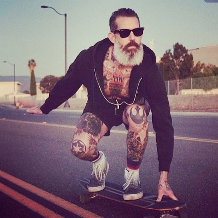 hipster-skater-soins-pour-la-barbe-homme-longue-tatouages-lunettes-wayfarer-rayban-chaussures-vintage-vansjpg