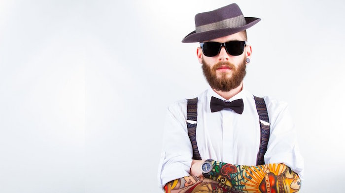 hipster-style-homme-soin-barbe-homme-lunettes-wayfarer-chemise-blanche-bretelles-tattoos-tatouages-couleurs-chapeau