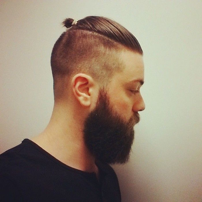 homme-cheveux-longs-dessus-court-cotes-degrade-chignon-man-bun