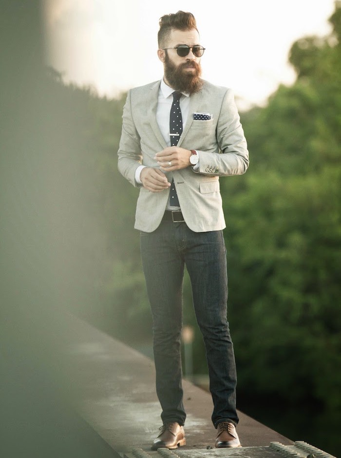 homme-style-hipster-entretien-barbe-homme-longue-coupe-de-cheveux-homme-court-sur-les-cotes-long-dessus-pompadour-undercut-jean-slim-veste-slim-cravate