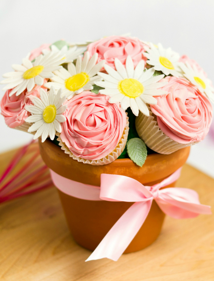 idee cadeau mamie, maitresse ou fete des meres, cadeau fait maison de bouquet de cupcakes au glaçage rose dans pot de terre cuite