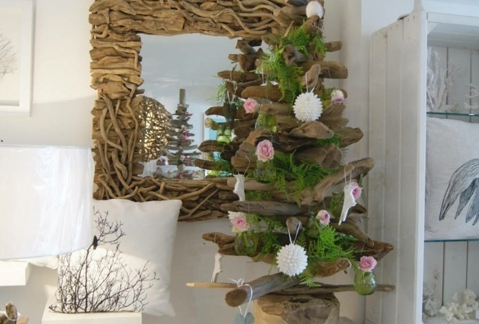 idee-charmante-de-sapin-de-noel-design-en-bois-flotte-decoration-de-fleurs-fraiches