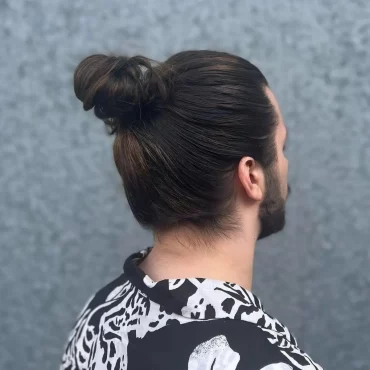 idee de coiffure simple homme cheveux longs chignon haut