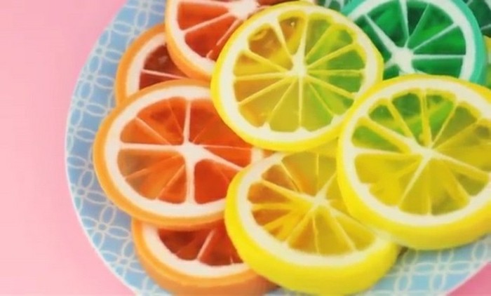 idee-tres-creative-pour-des-savons-en-forme-de-tranches-de-citron-de-couleurs-differentes