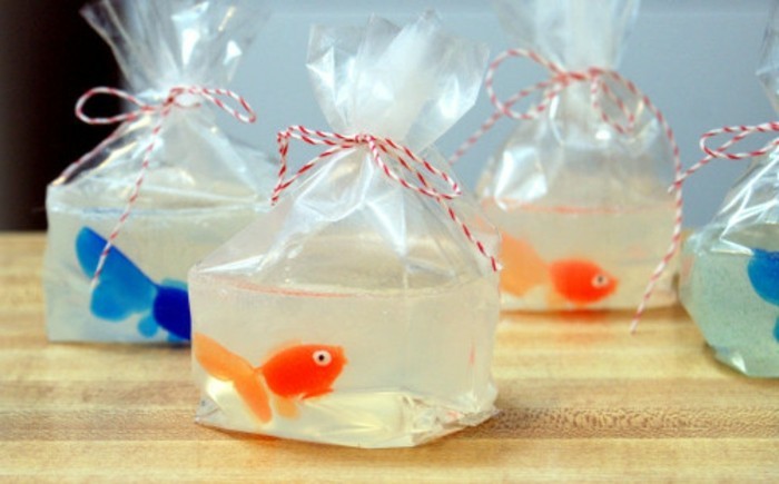 idee-tres-sympa-de-savon-artisanal-avec-des-petites-figurines-de-poissons-fabriquer-du-savon-suggestion-geniale