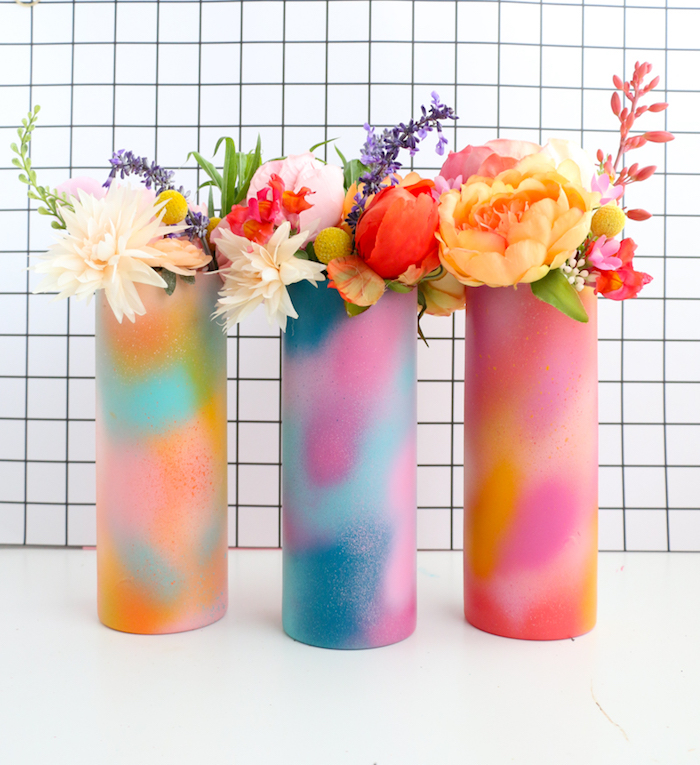 vases customisés de motif peinture graffiti, taches colorées de peinture dans vase avec bouquet de fleurs colorés