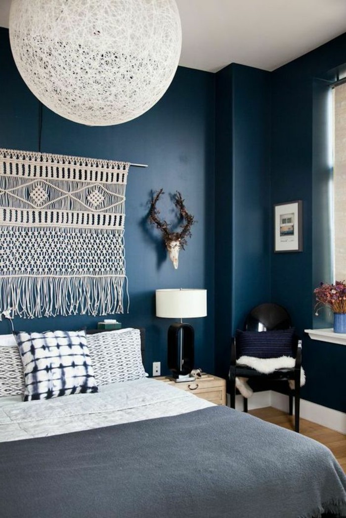 idee-peinture-chambre-adulte-murs-en-bleu-fonce-cornes-decoratifs-chaise-noire-table-de-lit-de-bois
