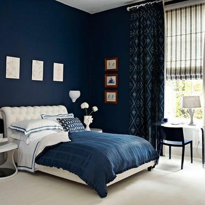 idee-peinture-chambre-adulte-murs-en-bleu-fonce-couverture-en-blanc-et-bleu-fonce