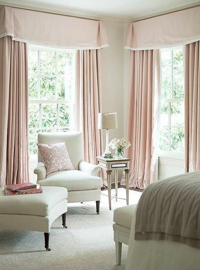 idee-peinture-chambre-adulte-tapis-blanc-meubles-confortables-coussins-en-vintage-style-rideaux-roses