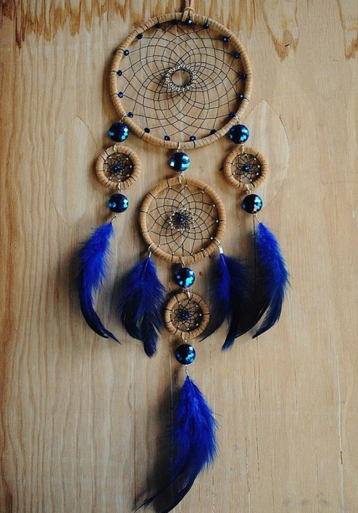 joli-attrape-reve-avec-trois-anneaux-plumes-et-perles-bleues-comment-fabriquer-un-attrape-reve