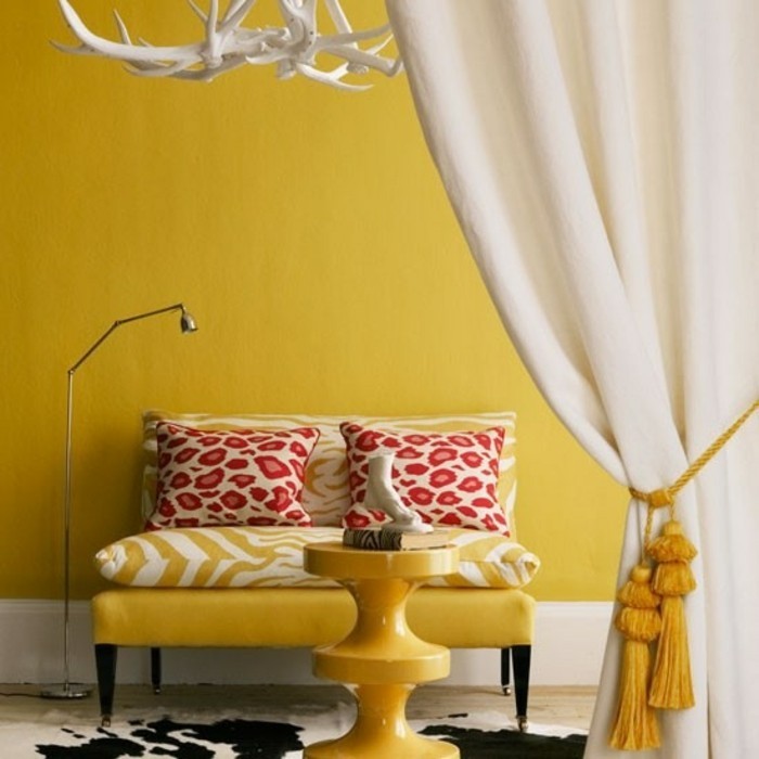 joli-interieur-mur-jaune-dit-moutarde-coin-salon-moderne-rideau-blanc