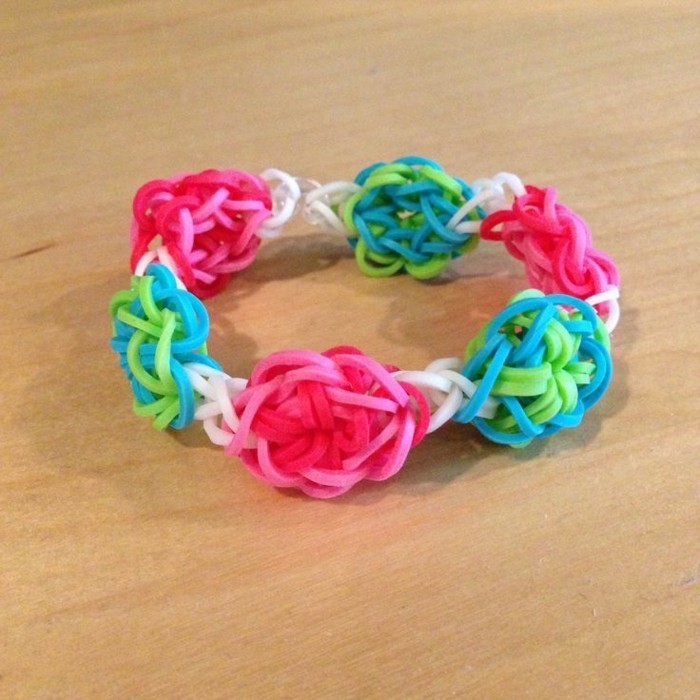 joli-modele-de-bracelet-en-elastique-tres-coloree-idee-de-cadeau-a-faire-soi-meme-pour-la-fete-des-meres