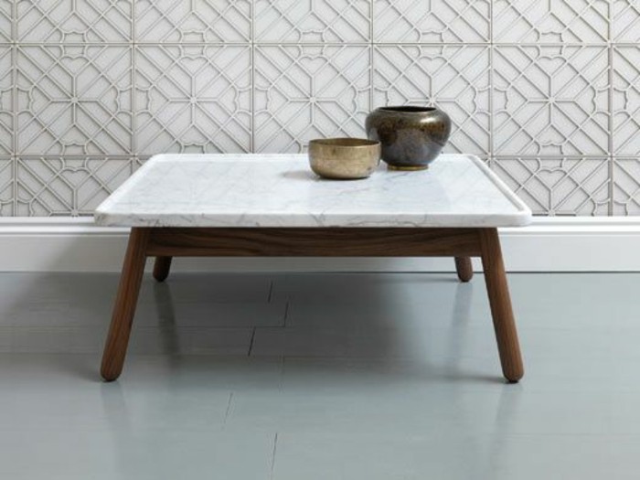 jolie-combinaison-de-pietement-en-bois-avec-plateau-marbre-pour-cette-table-basse-dappoint