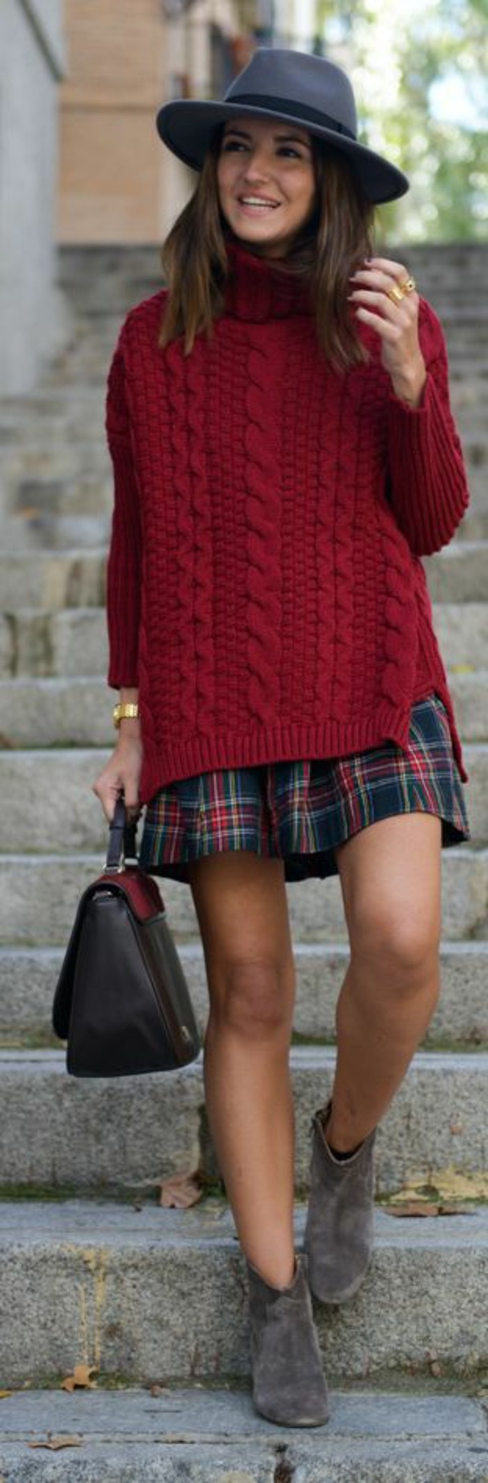 jolie-combinaison-pull-en-laine-rouge-jupe-ecossaise