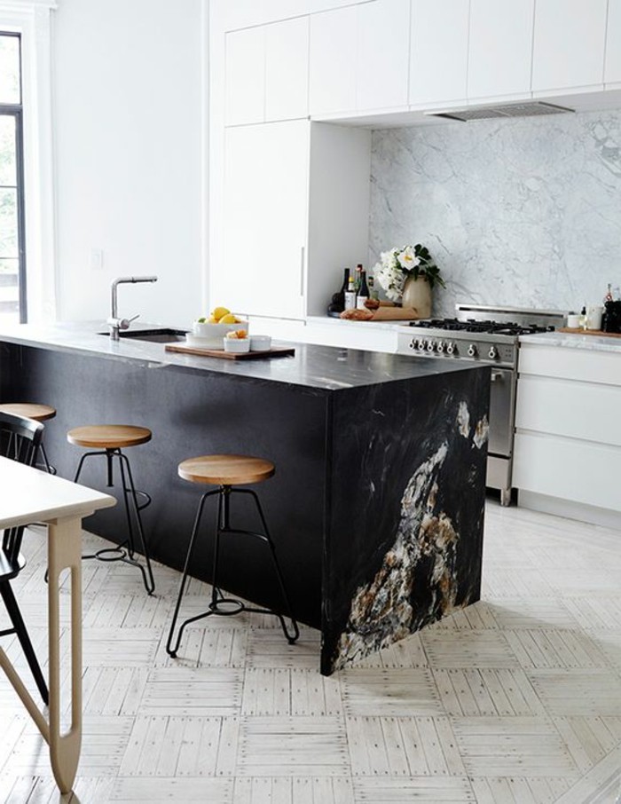 les-modeles-de-cuisines-modernes-mur-en-marbre-sol-en-parquet-ilot-de-cuisine-marbre-noir-chaise-de-bar