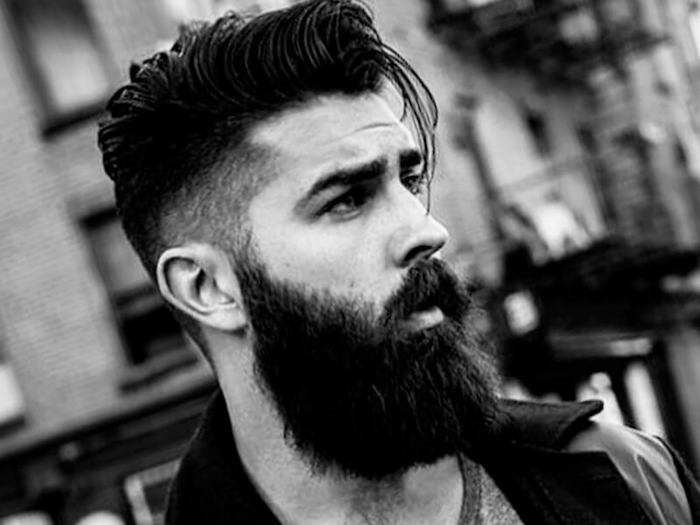 look-hipster-homme-coupe-pompadour-coiffure-homme-court-cote-long-dessus-tendance-banane-barbe
