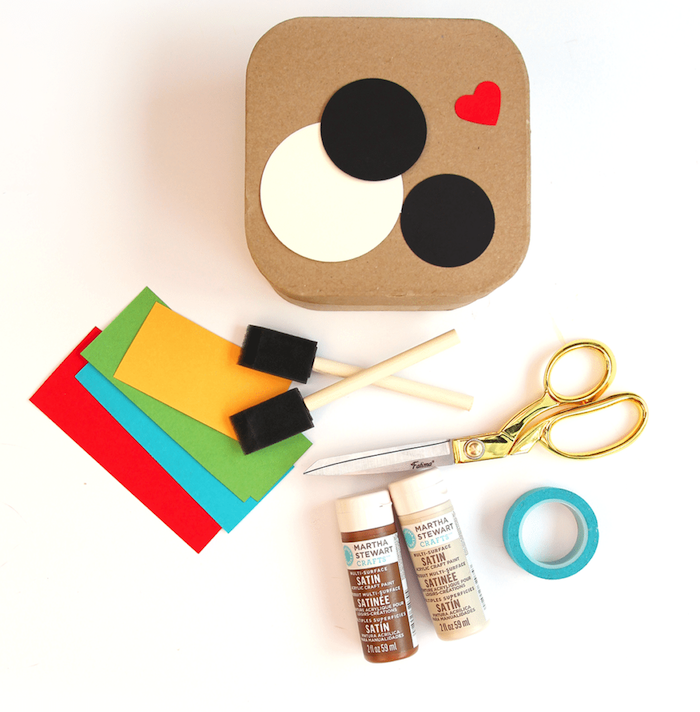 materiaux necessaire pour decorer boite en carton diy, idee comment faire boîte à photos Instagram customisée