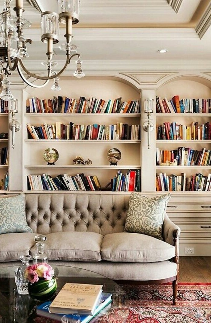meuble-bibliotheque-dans-un-salon-beige-sophistique