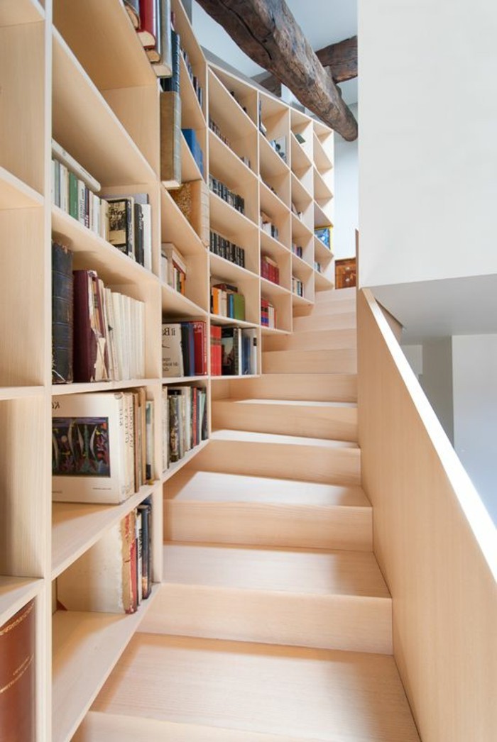 meuble-etagere-a-livres-et-escalier-en-bois-clair
