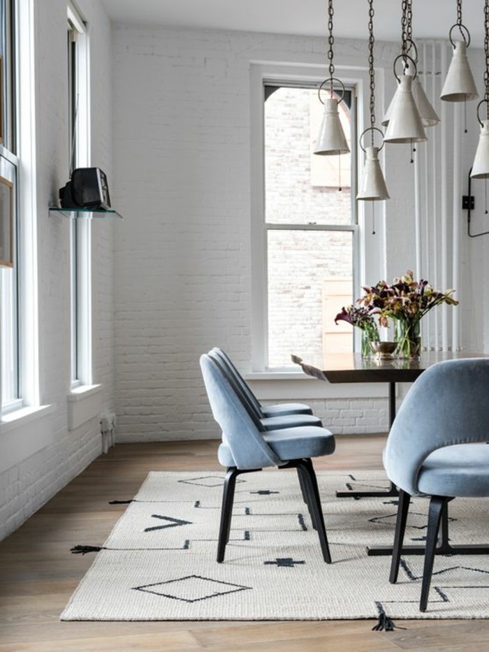 meubles-de-salle-a-manger-chaises-design-bleues-peinture-murale-grise