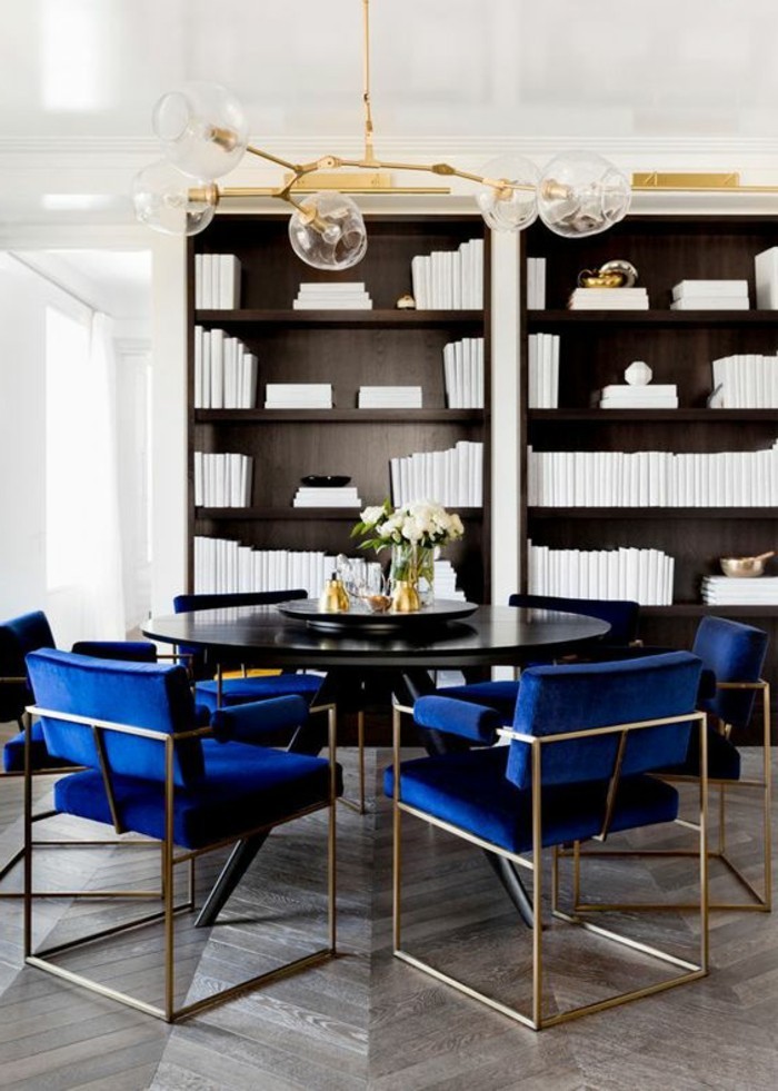 meubles-de-salle-a-manger-grandes-chaises-bleues-autour-dune-table-ronde