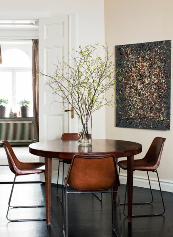 meubles-de-salle-a-manger-table-ronde-bois-fonce-chaises-marron
