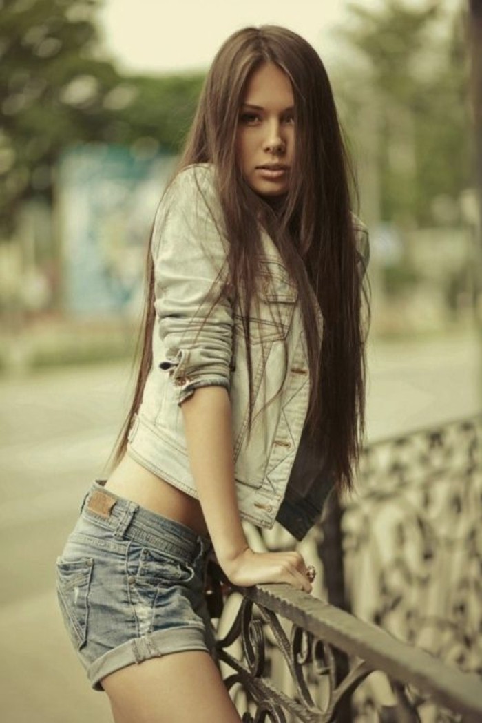 modele-coupe-cheveux-long-feminite-romantique-jean-short