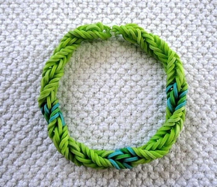 modele-de-bracelet-elastique-simple-en-vert-comment-faire-des-bracelets-en-elastique