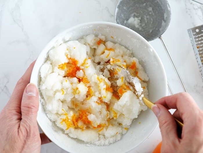 mélanger le sucre la zeste d orange et l huile de coco dans un bol pour fabriquer cadeau fait main original pour noel