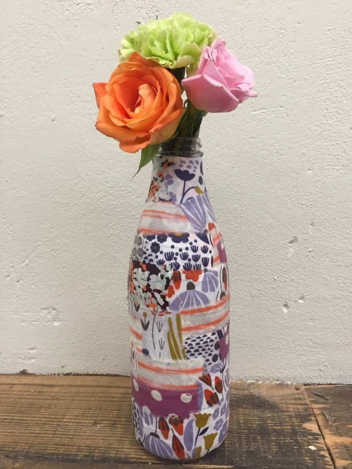 papier-decopatch-a-different-motifs-utilise-pour-cette-bouteille-patchwork-transforme-en-vase-de-fleurs
