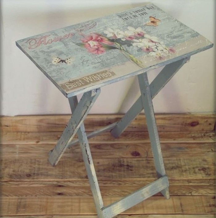 petite-table-pliable-avec-plateau-decore-en-papier-decopatch-charmant-look-vintage