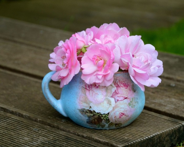 petite-tasse-bleue-joliment-decoree-de-motifs-floraux-fleurs-rose-dans-un-vasedeco-patch