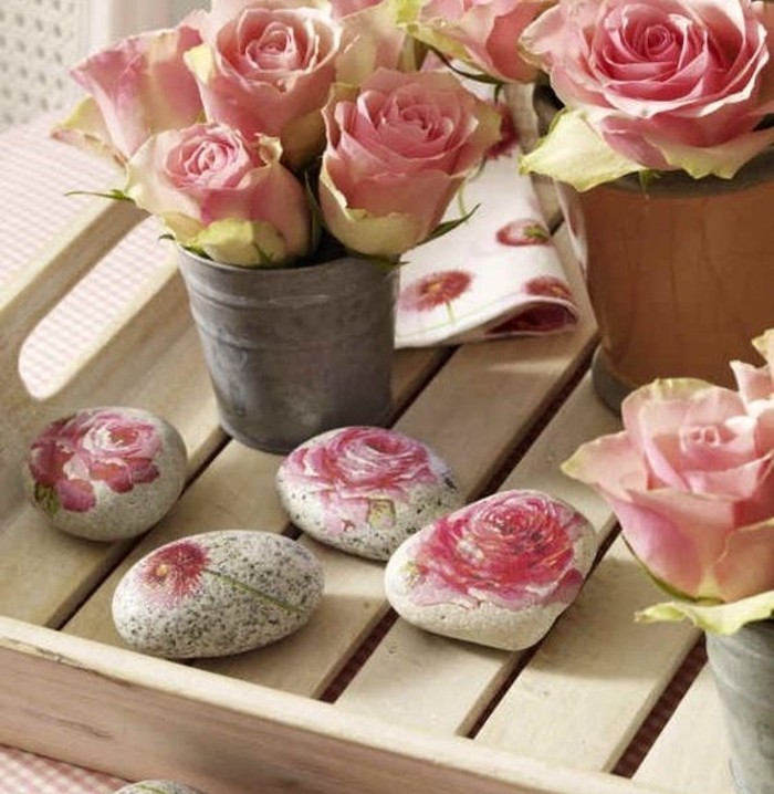 pierres-decorees-de-roses-une-superbe-decoration-a-fabriquer-soi-meme-idee-collage-de-serviette-charmante