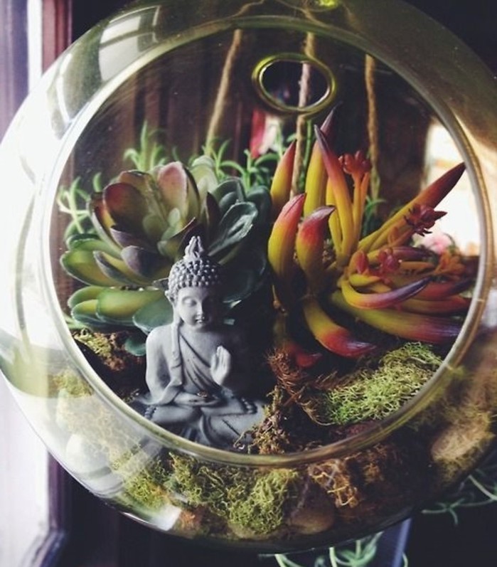 plante-tropicale-pour-fabriquer-un-terrarium-fantstique-figurine-d-inspiration-orientale-comme-element-decoratif