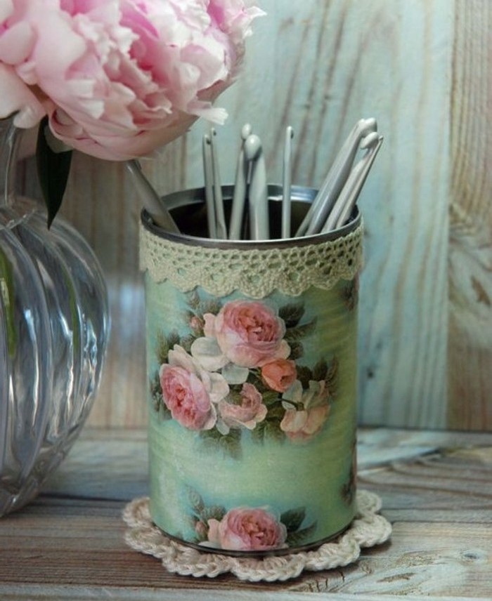 pot-a-crayon-a-jolis-motifs-de-roses-sur-un-fond-bleu-une-decoration-vintage-charmante