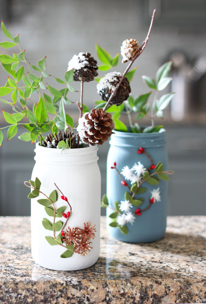 vases en pot de verre recyclé et repeint de peinture acrylique avec des végétaux décoratifs de noel, diy cadeau noel original