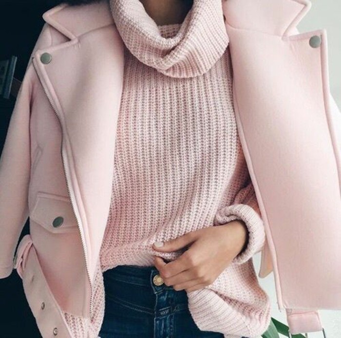 pull-col-roule-femme-jolie-couleur-rose-manteau-rose-et-jean